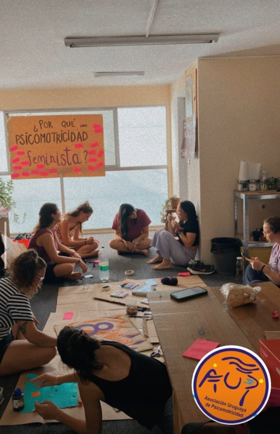 Encuentro de socias y socios en la sede de la AUP.